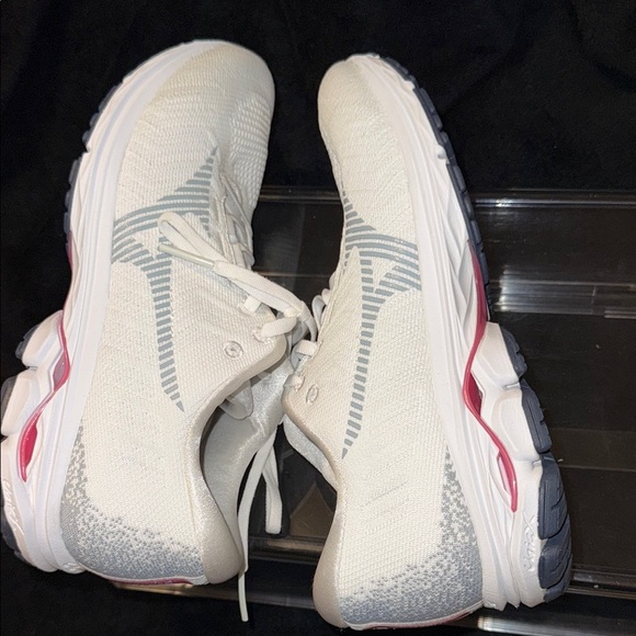 Nike White Athletic Shoes with Breathable Mesh and Sleek Design - Picture 11 of 14